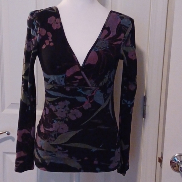 💙🌺Express Floral V-Neck Top - Picture 9 of 10